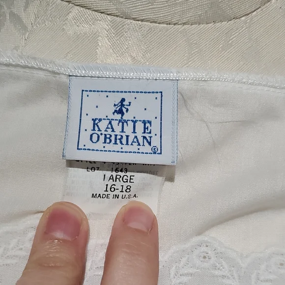 Elegant White Lace Chemise with Pink Accents - Picture 8 of 9